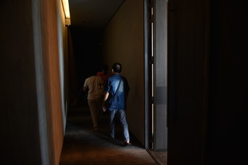 Fototapeta premium a man walking through the door