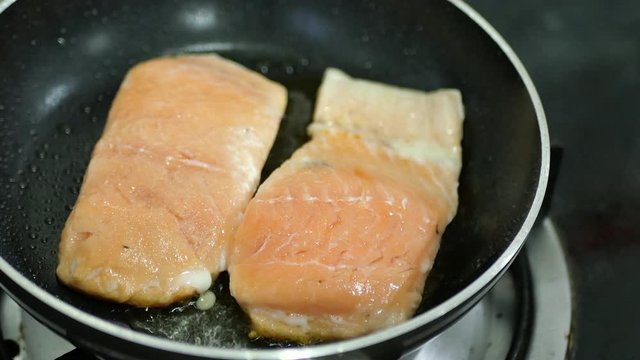 Pan fried salmon fillets with salt