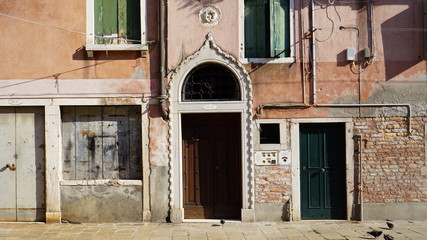 Fototapeta na wymiar old wooden door Venice 