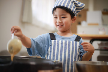 料理する男の子