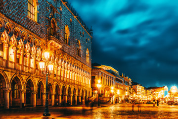 Fototapeta premium Embankment of the Grand Canal and the Doge's Palace (Palazzo Ducale) in night time, Venice. Italy.