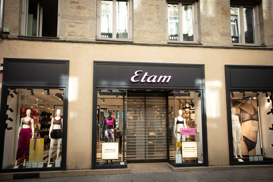 devanture de commerce de marque Etam