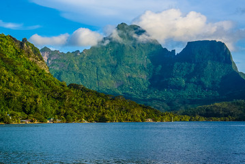 Naklejka na ściany i meble Moorea, French Polynesia: 09/03/2018: Beautiful landscape of the green mountains in Moorea, French Polynesia