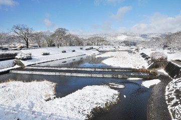 冬の雪が積もる川の風景