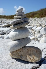 Cailloux empilés sur une plage de galets en Bretagne