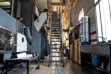 Rotativa abandonada de un periódico 