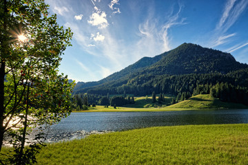 Wanderung am Spitzingsee, auf dem Wanderweg m Ufer entlang. Im Mangfallgebirge in den Bayerische Alpen.