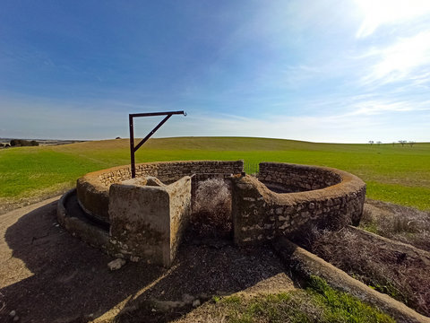 Pozo artesano en llanuras 