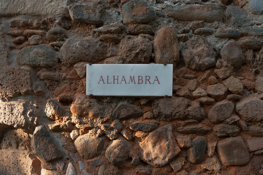 Cartel de la Alhambra - Granada en un muro de piedras