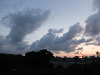 タイの列車から見る朝焼け