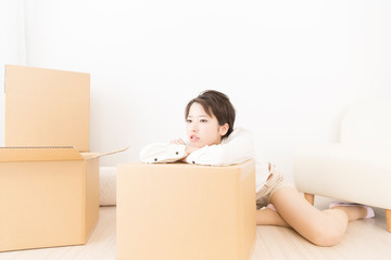 引越し作業に悩む女性