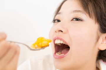 オムライスを食べる女性