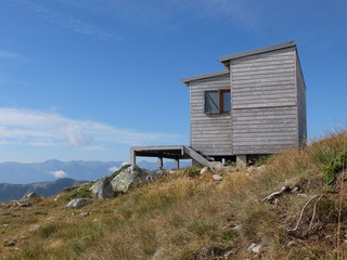 cabane en bois maison de berger abri refuge de montagne pour randonner tiny house dans les...