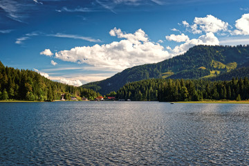 Blick über einen Bergsee auf  Berge und Wälder. Der Spitzingsee in den bayerischen  Alpen.