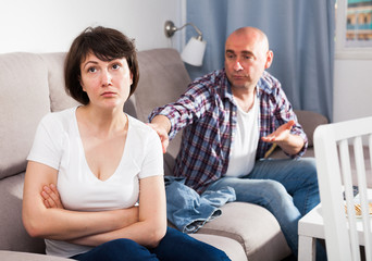 Obraz premium Quarrel between husband and wife in the apartment. High quality photo