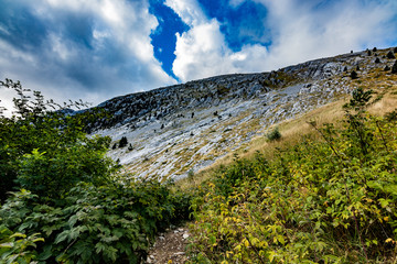 Parajes durante la subida al monte Ezkaurre/Ezcaurre situado entre navarra y huesca