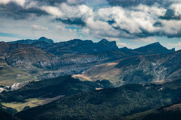 Fototapeta na wymiar Parajes durante la subida al monte Ezkaurre/Ezcaurre situado entre navarra y huesca