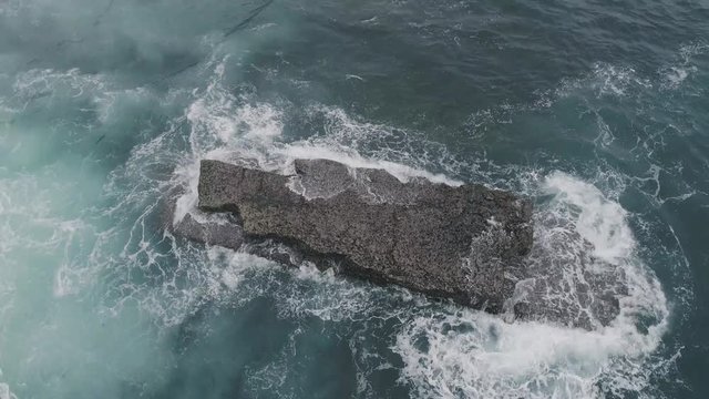 Acantilados con niebla y mar enfurecido desde punto de vista a&eacute;reo