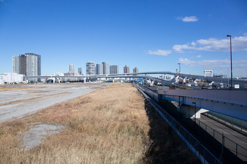 空き地と高層ビル群