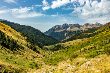 Fototapeta na wymiar Vista durante la subida y bajada al Ibon de acherito desde la Selva de Oza, Huesca