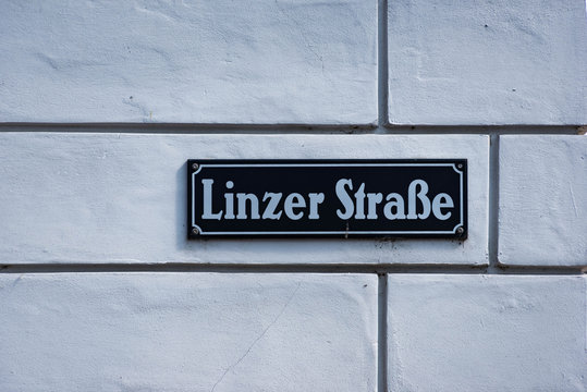 Stra&szlig;enschild Linzer Stra&szlig;e