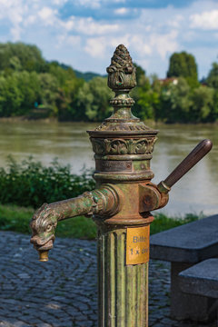 Verzierter traditioneller Trinkwasser Brunnen aus Metall
