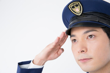 敬礼をする男性警察官