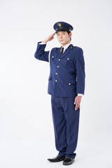 敬礼をする男性警察官