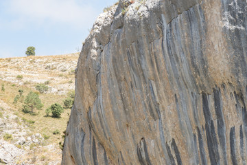 Pared de roca coloreada en el desfiladero de Rucio de San Martín de Ubierna, Burgos. Tomada en...