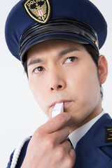 笛を吹く男性警察官