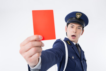 取り締まる男性警察官