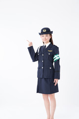 指差しをする女性警察官