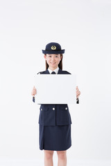 メッセージボードを持つ女性警察官