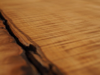 割れ目のあるトチの板材のアップ