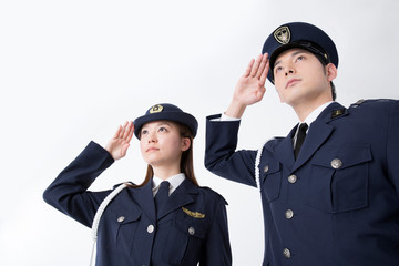 敬礼をする警察官