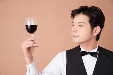 テイスティングをするソムリエ