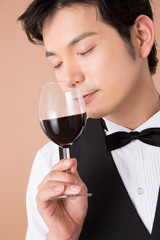 テイスティングをするソムリエ