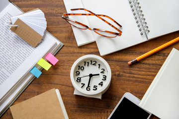 勉強と時計。机の上のノート、問題集 © hikari_stock