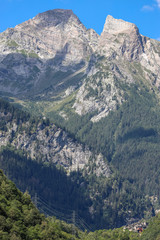 Schweizer Alpen mit kleinem Bergdorf im Sommer