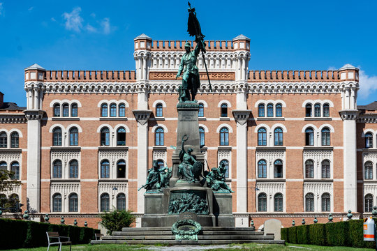 Rossauer Barracks (Rossauer Kaserne), the current headquarter of  Austrian Ministry of Defence, with the Deutschmeister Monument (Deutschmeister Denkmal) in Vienna