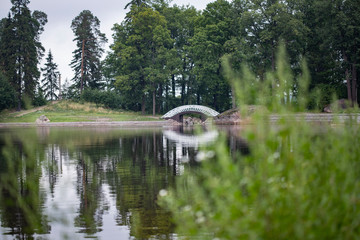 Obraz premium White bridge on the lake shore reflected in the water