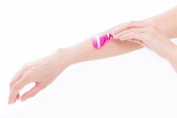 ムダ毛処理をする女性