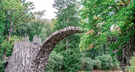 Papier Peint photo autocollant Le Rakotzbrücke Rakotz Bridge (Rakotzbrucke, Devil's Bridge) in Kromlau, Azalea and Rhododendron Park, Sachsen - Saxony, Germany