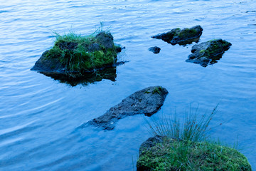 湖の岩