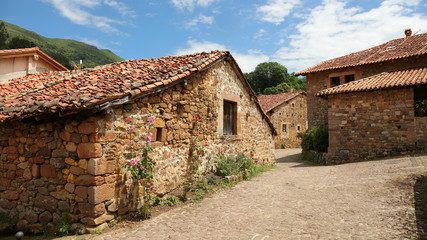 Fototapeta na wymiar Pueblo de Carmona en Cantabria.