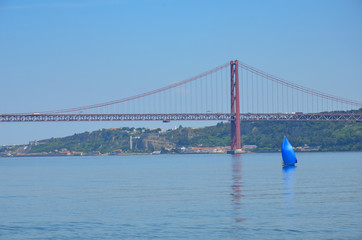 Rio em Lisboa em dia ensolarado