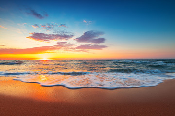 Fototapeta na wymiar Beach sunrise over the tropical sea