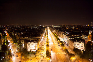 エトワール凱旋門からのシャンゼリゼ通り