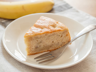 皿の上のバナナケーキ