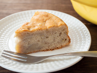 皿の上のバナナケーキ